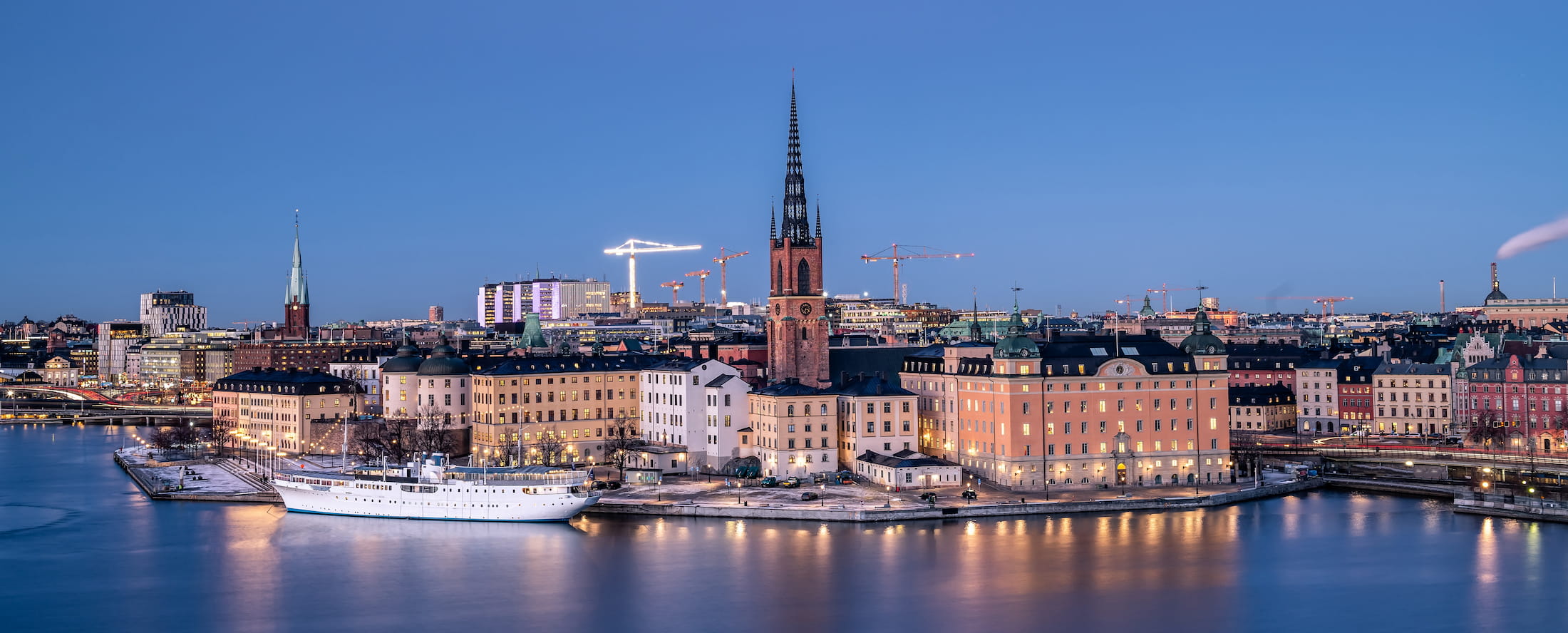 Stockholms fastigheter och vatten i kvällsljus