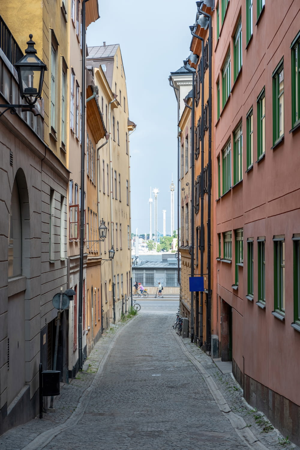 En gata mellan fastigheter i Gamla stan i Stockholm